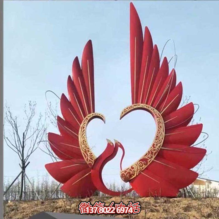 大型不銹鋼彩繪抽象鳳凰雕塑，為公園燈光亮化景觀