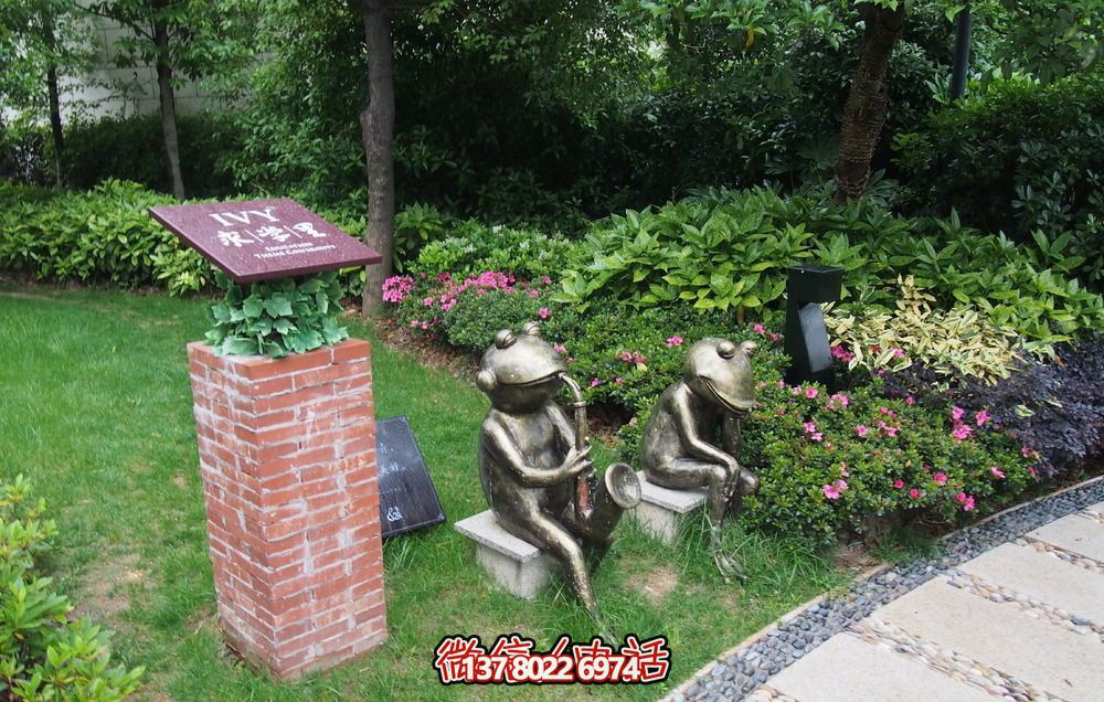 唯美青蛙雕塑，用不銹鋼增添公園景色