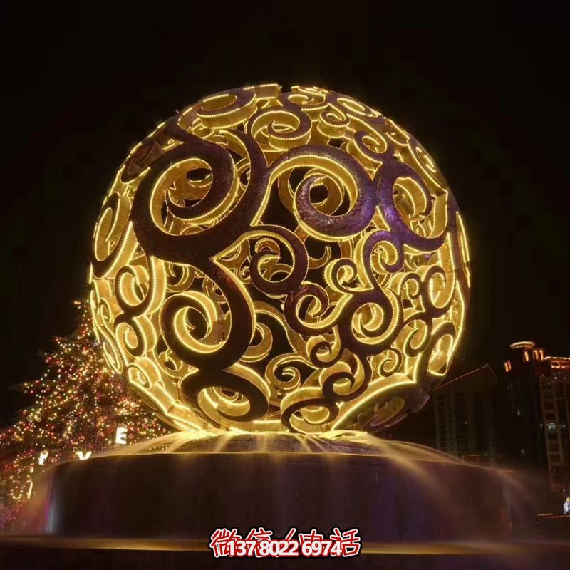 不銹鋼鏤空球雕塑，照亮夜晚的美麗噴泉