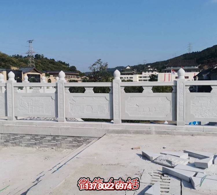 精美大理石雕塑，飾以圍欄的戶外河道裝飾