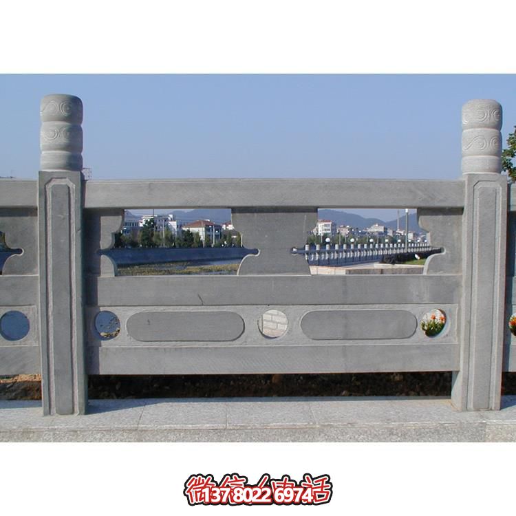 青石雕刻欄桿欄板，點綴美麗河道