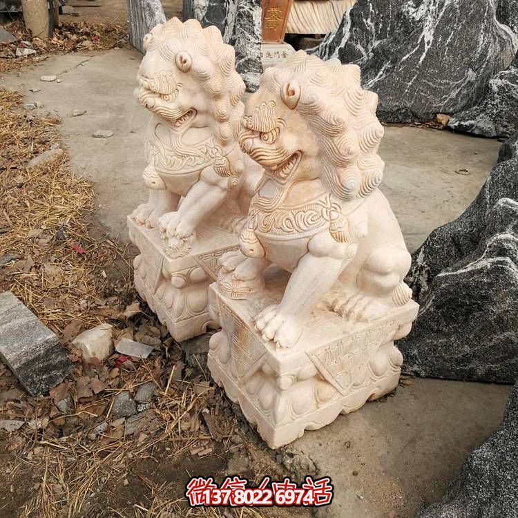 精美大理石雕刻石獅子，為酒店門(mén)口添彩晚霞紅