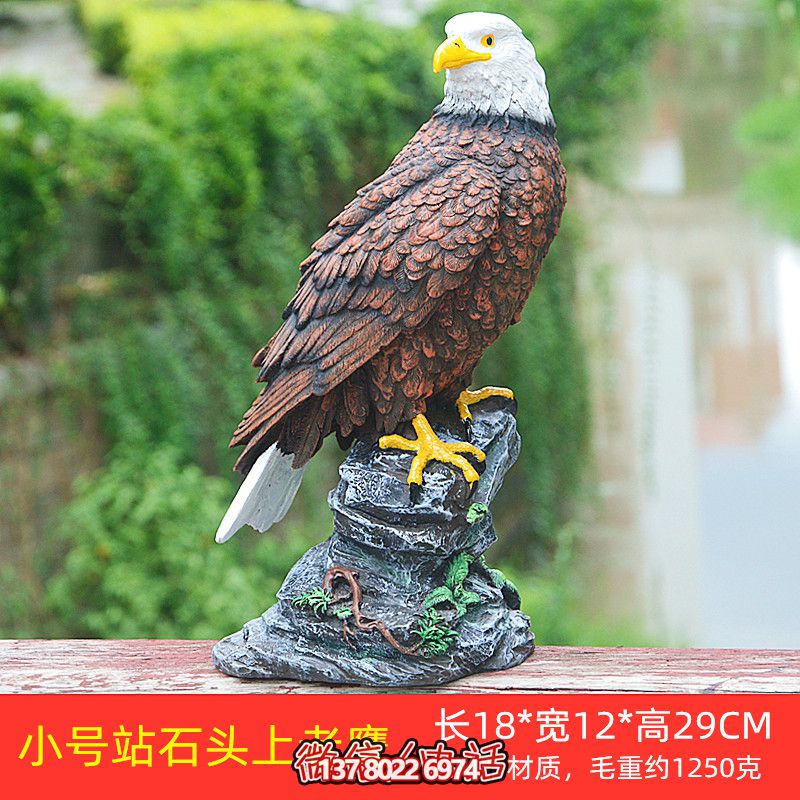 石頭藝術(shù)老鷹雕塑，點綴花園站