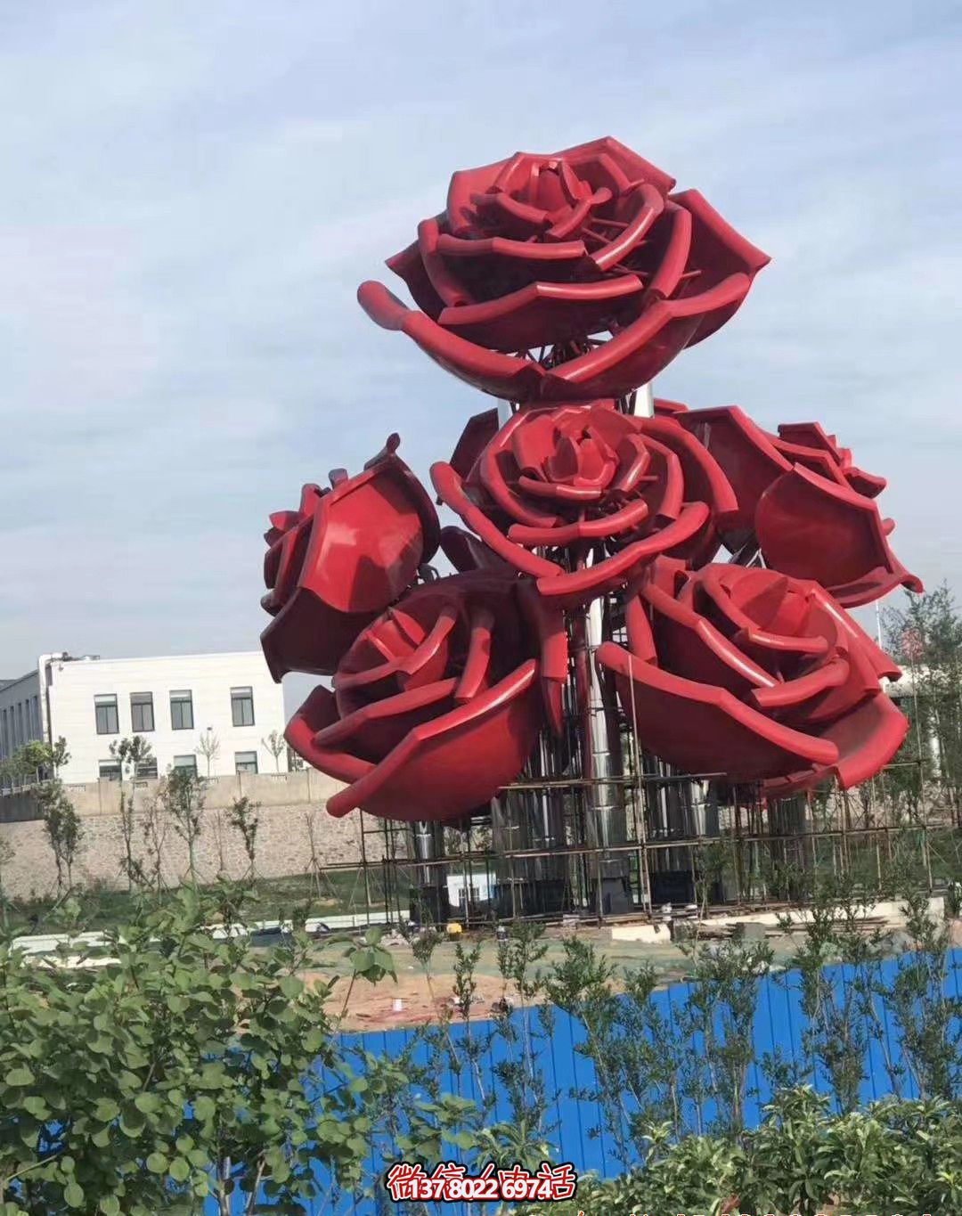 紅色玫瑰不銹鋼創(chuàng)意雕塑——美化廣場，增添驚喜