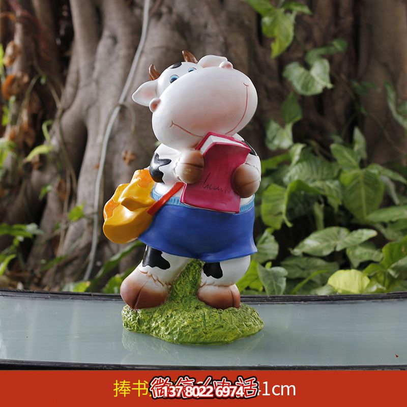 玻璃鋼雕塑牛，伴你一起看書，營造完美草坪