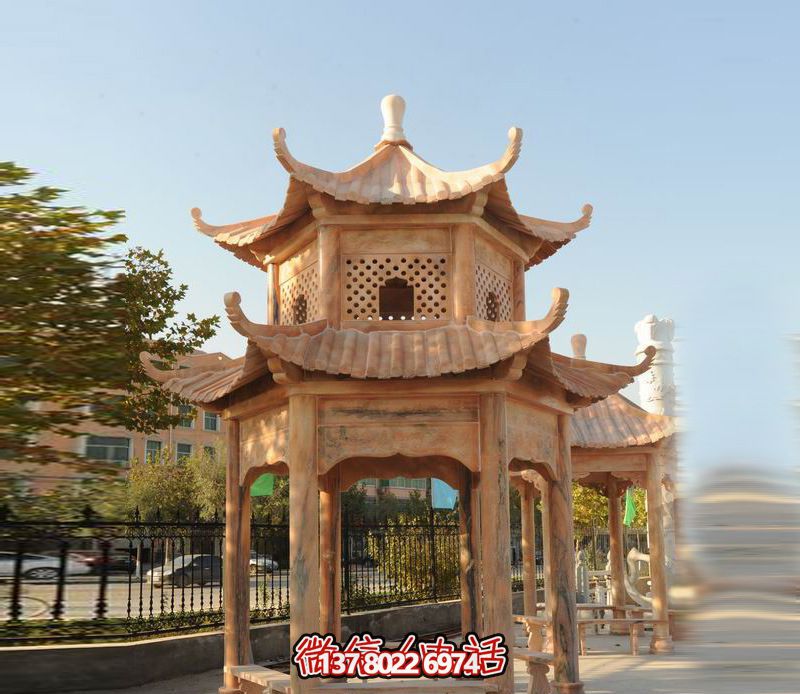 雙層涼亭，讓晚霞紅彩點綴庭院