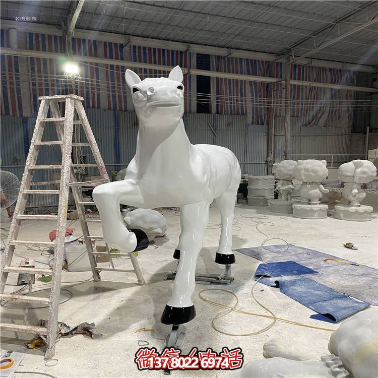 玻璃鋼馬雕塑，點(diǎn)綴戶外園林