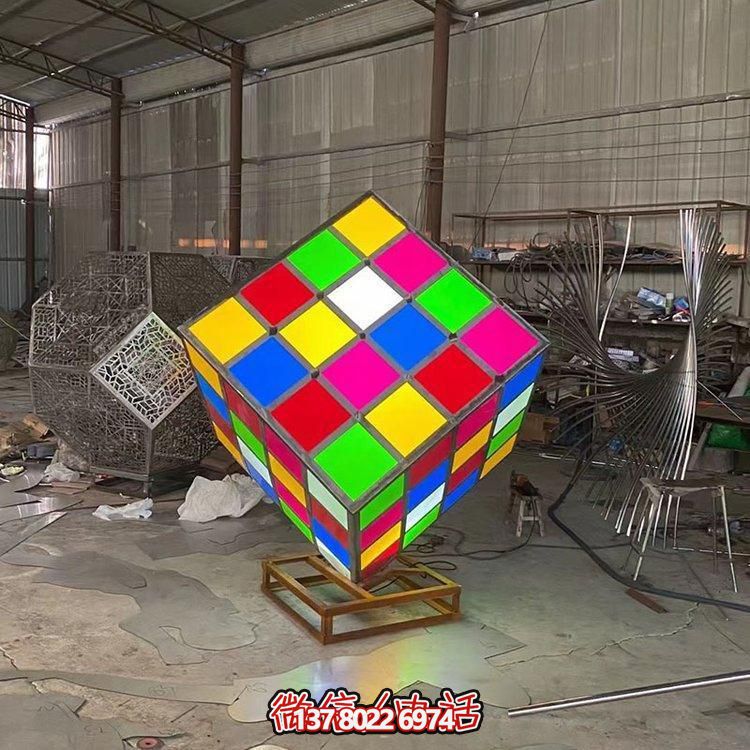不銹鋼彩繪魔方景觀雕塑，點綴校園廣場