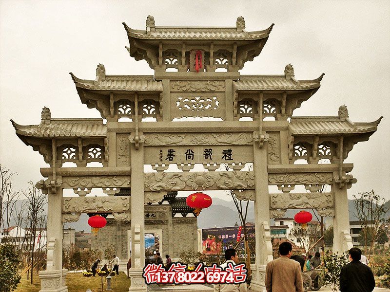 鏤空三門牌坊，點綴城市廣場