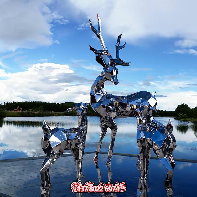 高聳入云的不銹鋼精美幾何雕塑，將公園景觀提升一個(gè)新境界