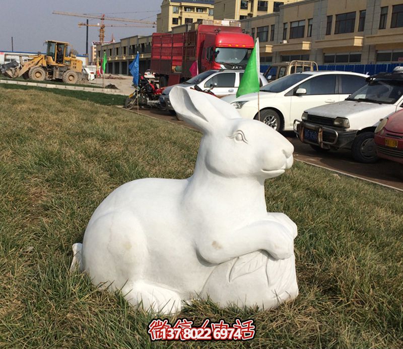 路邊草坪一只白色兔子雕塑 路邊草坪一只白色兔子雕塑