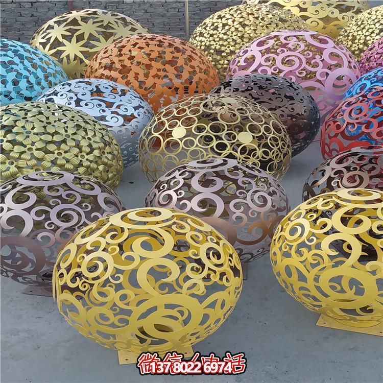 不銹鋼鏤空戶(hù)外彩繪鏤空球雕塑