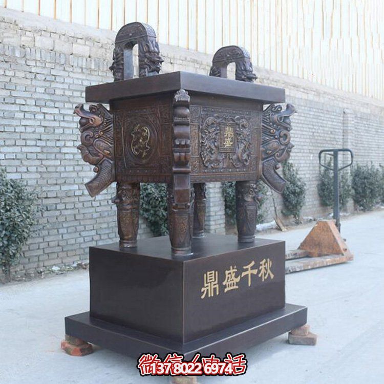景區(qū)廣場(chǎng)擺放龍紋四羊方尊銅鼎