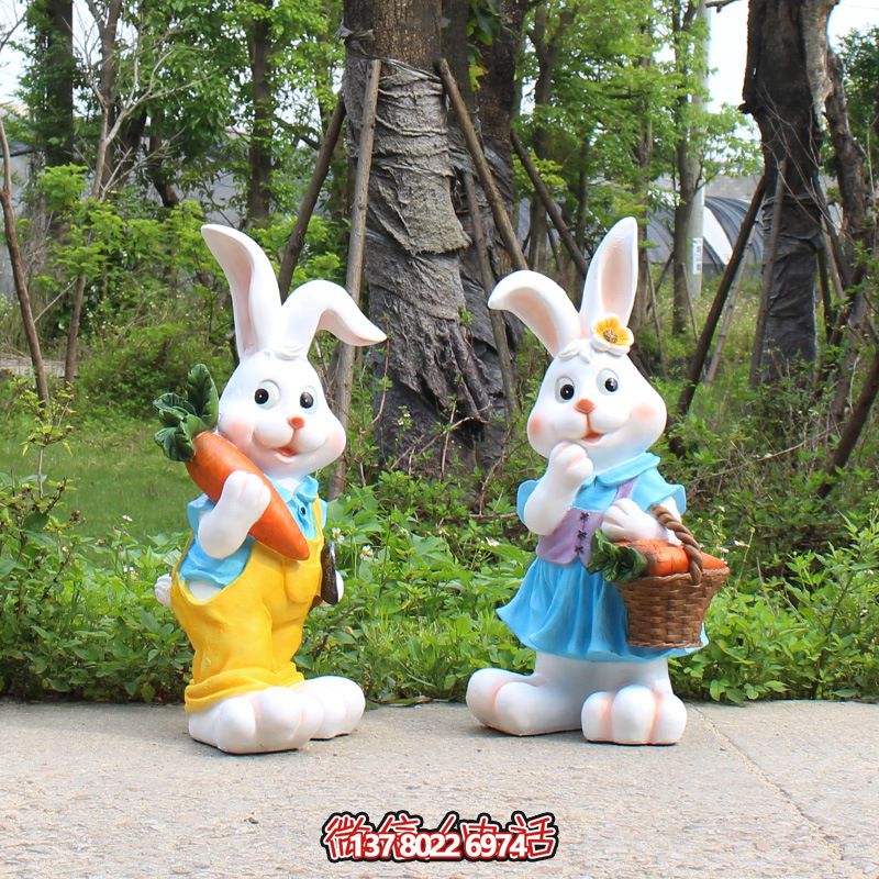 森林中兩只拿蘿卜的玻璃鋼兔子雕塑 森林中兩只拿蘿卜的玻璃鋼兔子雕塑